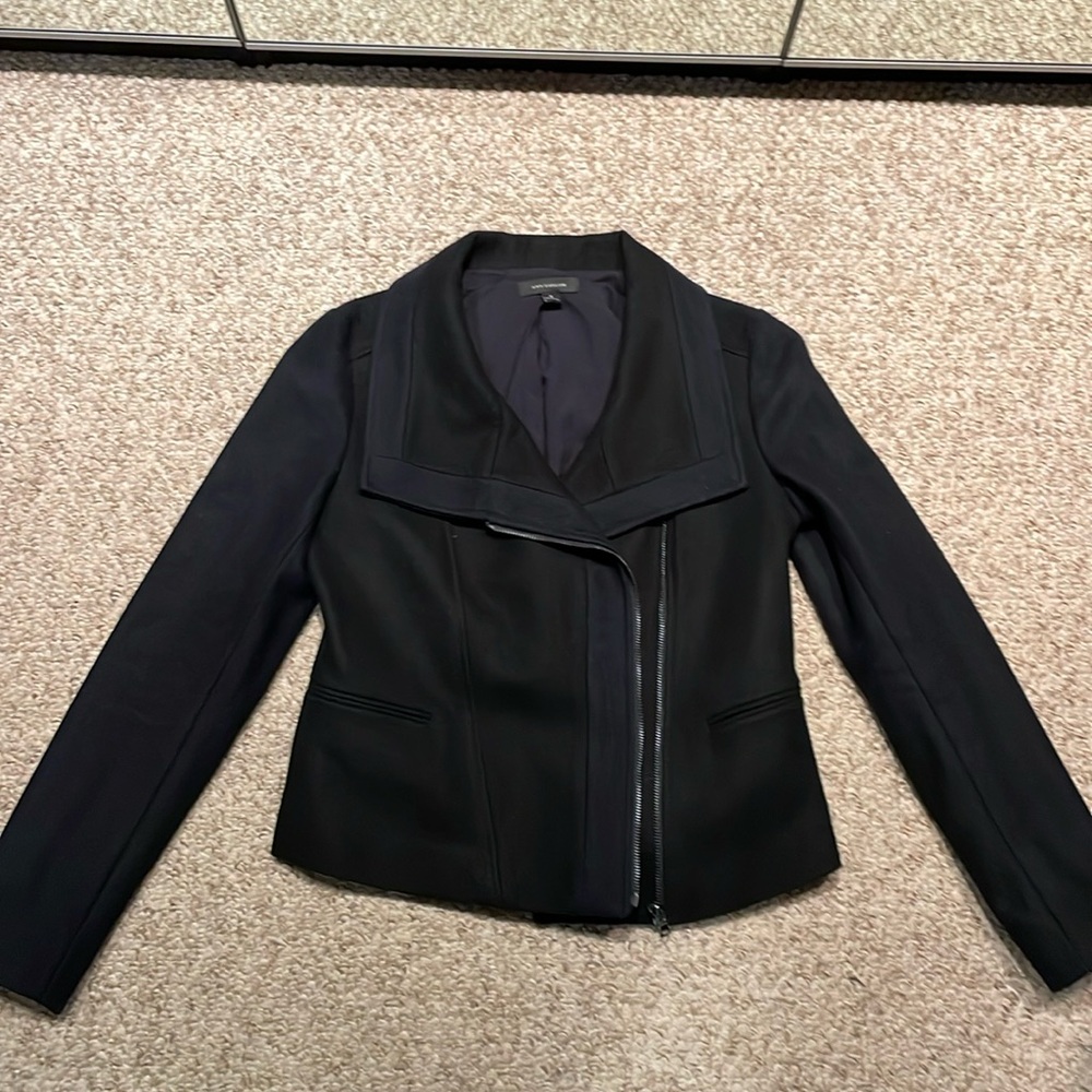 Fitted jacket, great to wear fall or winter, fully lined. Worn a cpl times.